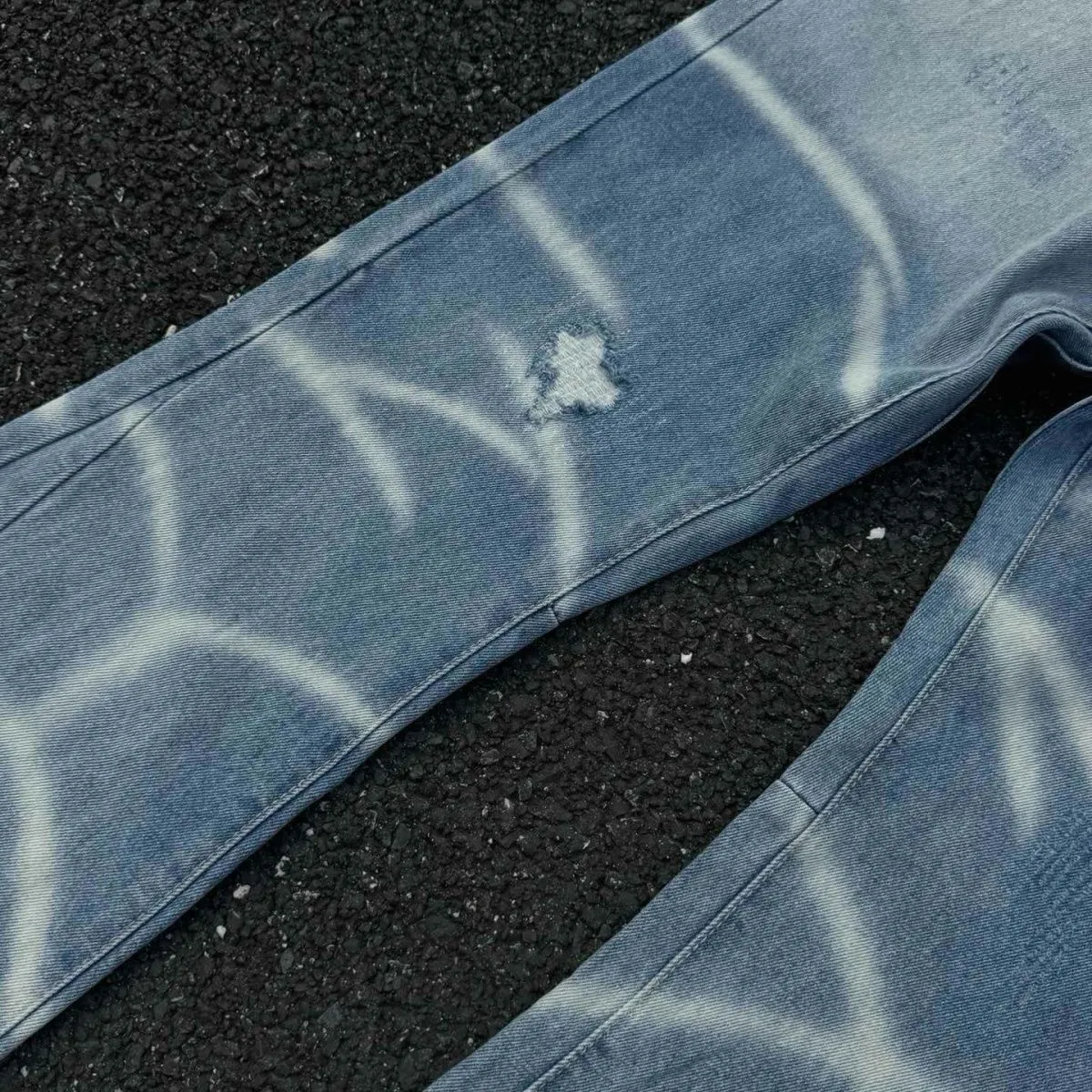 oc-777 💰196 GALLERY DEPT denim spliced ​​with all-over printed leather ripped bell-bottoms, washed distressed jeans with top-grade materials, super-soft high-cotton washed denim fabrics. The washing cost of each piece is up to three times that of conventional processes. The touch is extremely delicate and the texture is very good. The whole body is simple and elegant. The back pocket of the trousers adopts high-end direct-injection technology. It is extremely exquisite. Full score for details. Size: M-XXL
